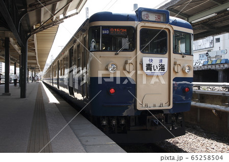 両国駅臨時ホームに停車中の「快速青い海」 65258504
