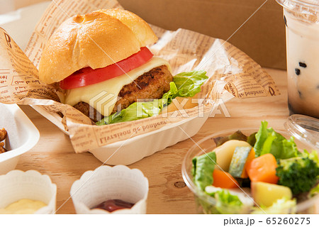 ハンバーガー　タピオカ　デリバリーフードのイメージ 65260275
