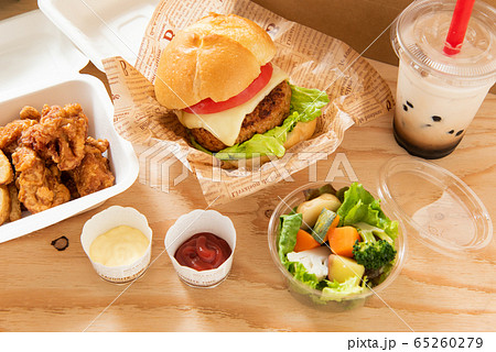 ハンバーガー　タピオカ　デリバリーフードのイメージ 65260279