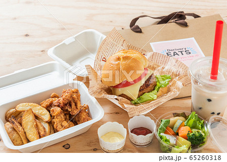 ハンバーガー　タピオカ　デリバリーフードのイメージ 65260318