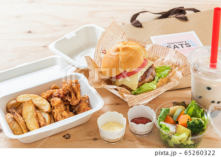 ハンバーガー　タピオカ　デリバリーフードのイメージ 65260322