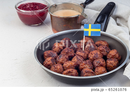 Meatballs in frying pan, served with cream sauce Meatballs in frying pan, served with cream sauce 65261076