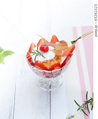 パフェ　プリンアラモード 65262323