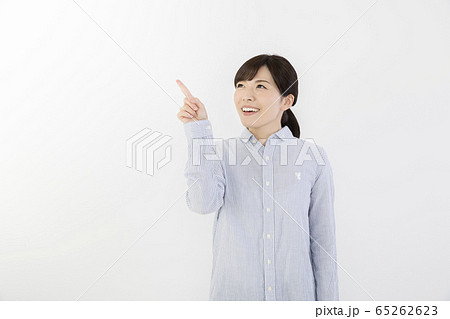 指差しをする若い女性 白バック 指差しをする若い女性 白バック 65262623