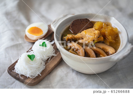 Braised Fish Maw in Red Gravy soup with chicken,  bamboo shoot and Shiitake mushrooms 65266688