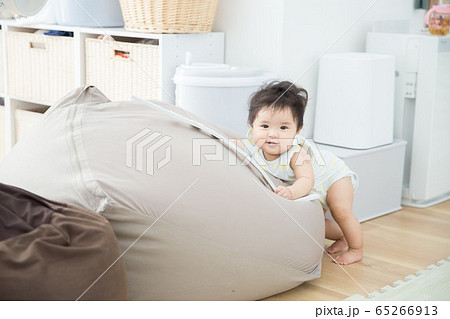 つかまり立ちをする赤ちゃん 65266913