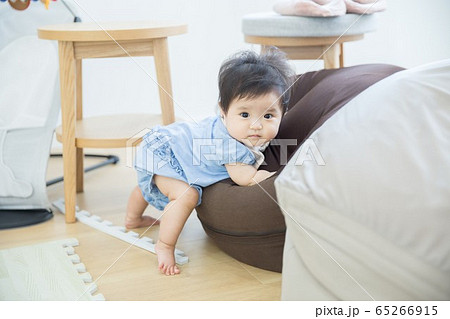 つかまり立ちをする赤ちゃん 65266915