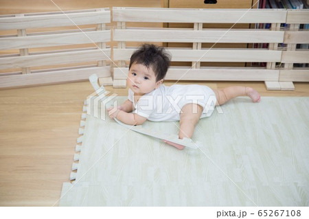 いたずらをする赤ちゃん いたずらをする赤ちゃん 65267108