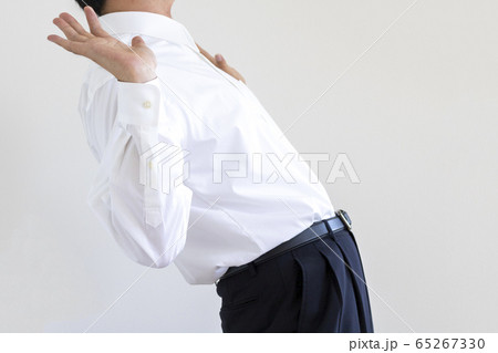 驚いている、ワイシャツを着た男性 驚いている、ワイシャツを着た男性 65267330