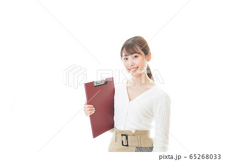 笑顔で資料を持つ若い女性 65268033