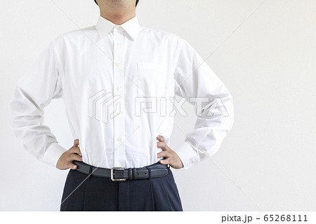 腰に手を当て胸を張っている ワイシャツを着た男性の写真素材