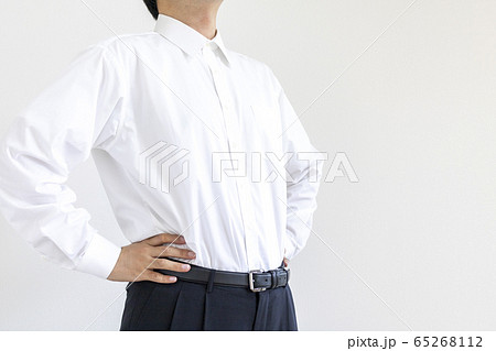 腰に手を当て胸を張っている ワイシャツを着た男性の写真素材 65268112 Pixta