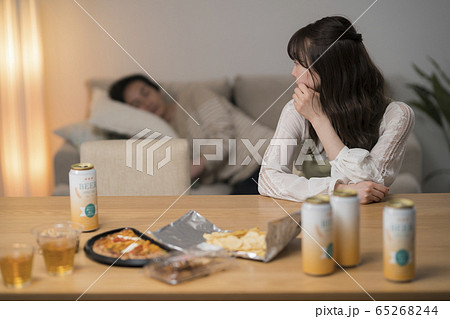 酒に逃げる夫に悩む妻 65268244