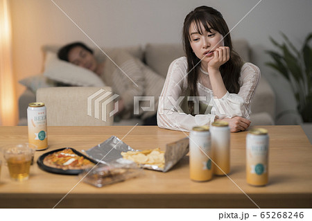 酒に逃げる夫に悩む妻 酒に逃げる夫に悩む妻 65268246