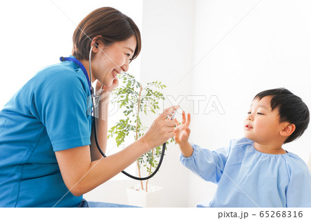 子どもを診察する若い看護師 子どもを診察する若い看護師 65268316