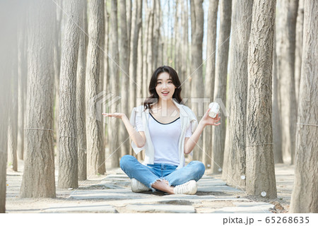 ライフスタイル 女性 韓国人の写真素材
