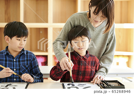 書道 教室 子供の写真素材