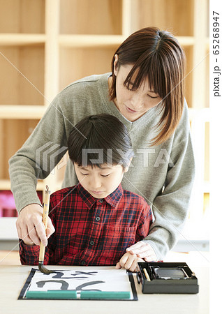 書道 教室 子供の写真素材