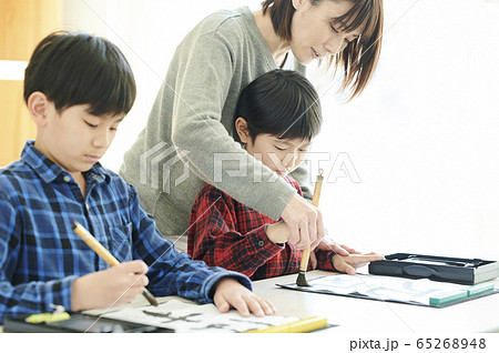 書道 教室 子供の写真素材