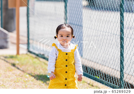 子供と家族 公園で遊ぶ可愛い女の子 65269329