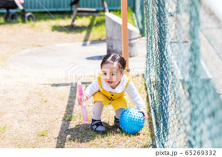 子供と家族 公園でボール遊びする可愛い女の子の写真素材