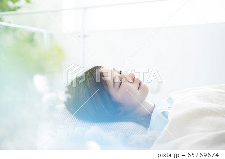 女性　睡眠　寝起き　 65269674