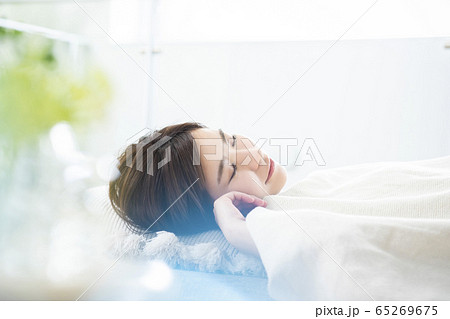 女性　睡眠　寝起き　 65269675