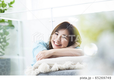 女性 睡眠 寝起き 女性 睡眠 寝起き 65269749