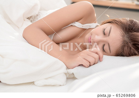 Portrait of beautiful Asian woman with attractive 65269806