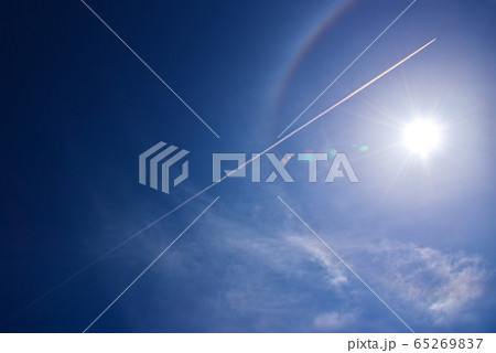 太陽暈と飛行機雲 01 65269837