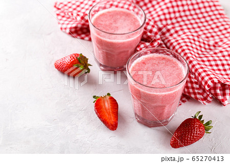 Strawberry milkshake or smoothie Strawberry milkshake or smoothie 65270413