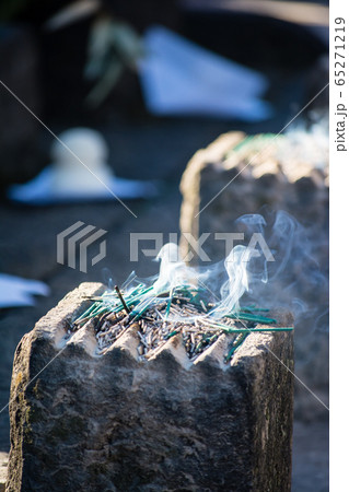 一列に並んで煙を放つ石の線香台 泉岳寺にて 一列に並んで煙を放つ石の線香台 泉岳寺にて 65271219