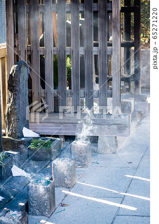 墓石の前に一列に並んで煙を放つ石の線香台 泉岳寺にて 墓石の前に一列に並んで煙を放つ石の線香台 泉岳寺にて 65271220