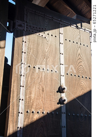 大きな木の扉に斜めにさす陽射し　泉岳寺にて 65271221