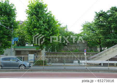 東京中央区にある東京メトロ日比谷線築地駅の入り口 65273016