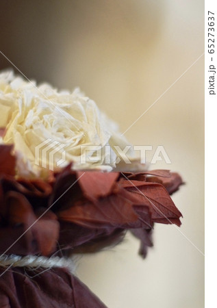 Half a decorative bouquet of white roses, Half a decorative bouquet of white roses, 65273637