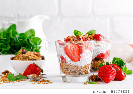 Strawberry parfait with yogurt, homemade granola 65273831