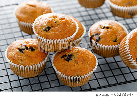 Bleberry banana muffins with fresh berries 65273947