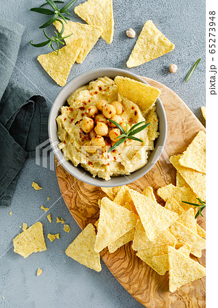 Homemade chickpea hummus with chips 65273948