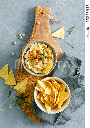 Homemade chickpea hummus with chips 65273958