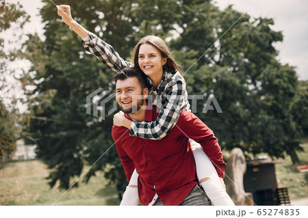 Beautiful couple spend time in a summer park 65274835