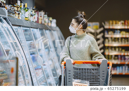 Woman in a respirator in a supermarket Woman in a respirator in a supermarket 65275199