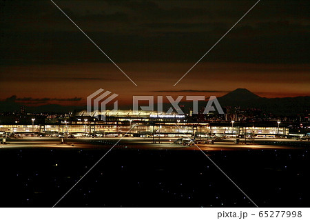 羽田空港と富士山の日没　<AdobeRGB> 65277998