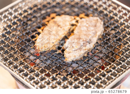 塩くじらの炭火焼き q q 炭火焼 網焼 備長炭 七輪 キャンプ 食事 食べ物 炭の写真素材