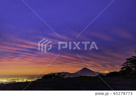 （静岡県）夕陽に染まる、富士山 65278773