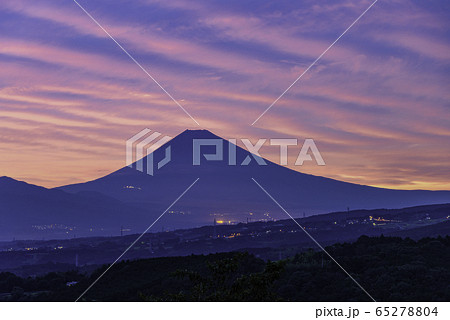 （静岡県）夕陽に染まる、富士山 65278804