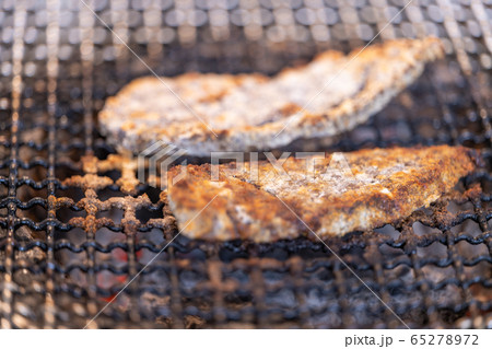 塩くじらの炭火焼き_BBQ･bbq･炭火焼･網焼･備長炭･七輪･キャンプ･食事･食べ物･炭 65278972
