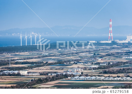 三河湾岸の風力発電風車と火力発電煙突を見る畑地帯 65279158