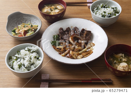 わかめご飯と、牛肉と野菜のソテーの食卓 わかめご飯と、牛肉と野菜のソテーの食卓 65279471