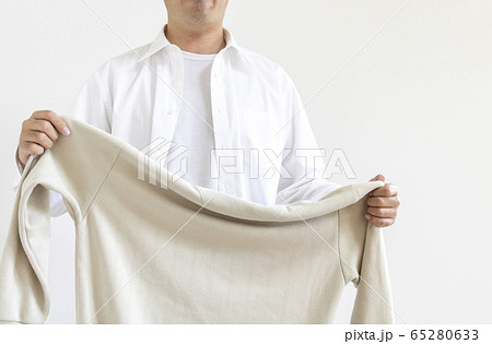 スーツから私服へ着替えている男性 65280633